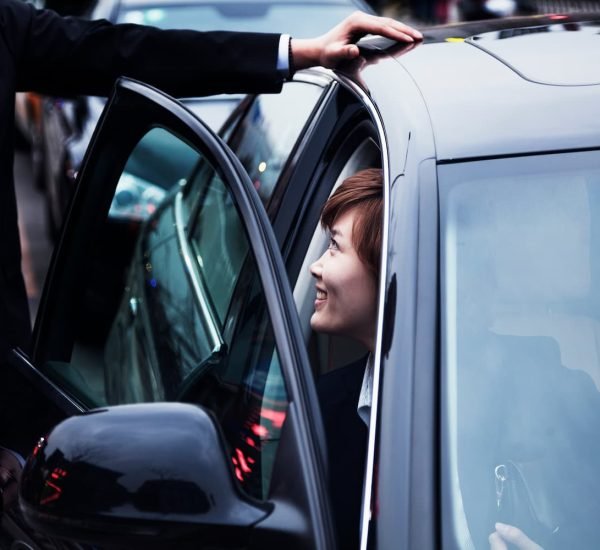 businessman-opening-car-door-for-businesswoman-dur-2024-10-23-08-32-05-utc-1.jpg